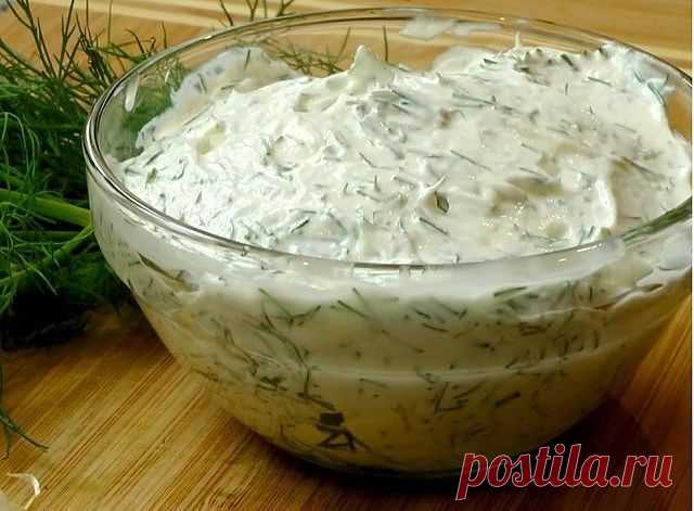 Вкуснейший ОГУРЕЧНЫЙ Соус!


Готовлю этот соус на Все ТОРЖЕСТВА, так как не все гости кушают майонез. Когда я в первый раз приготовила, даже и не думала, что он вызовет такой восторг гостей.Со стола его просто смели и потом попросили добавки.Изумительно ВКУСНЕЙШИЙ и ПРОСТОЙ в приготовлении Соус для Овощей, Мяса, Хлеба и всего того, с чем едят майонез. Особенно с ним вкусны салаты! 
Приготовление: 
1. Натереть один средний огурец на крупной терке и слегка отжать сок. 
2. До...