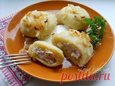 Картофельные галушки с мясом

Картофельные галушки с мясом - известное, очень вкусное и сытное блюдо из украинской кухни. Рецептов галушек существует множество, начинка используется любая - по вашему вкусу. Размер галушек может быть от среднего до довольно большого. Отлично подойдут картофельные галушки с мясом для семейного обеда или ужина.

Ингредиенты:

Для теста:
картофель - 400 г;
мука - 300-350 г;
манная крупа - 2 ст. л.;
яйцо куриное - 1 шт.;
соль - по вкусу.

Для н...