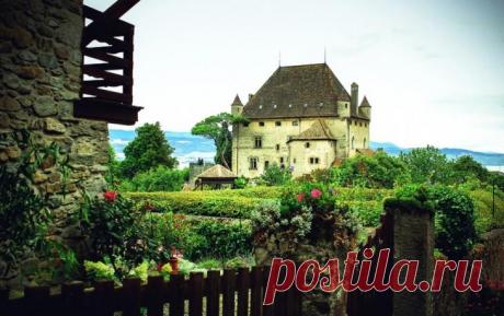 15 восхитительных уголков, где можно уловить настоящий дух страны 1. Ивуар, Франция
Красочной деревне Ивуар уже более 700 лет. Несмотря на военные баталии и природные коллизии, поселение сохранило свой исторический вид. Близ Женевского озера стоит небольшой замок, п...