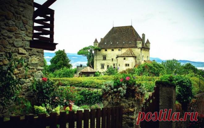15 восхитительных уголков, где можно уловить настоящий дух страны 1. Ивуар, Франция
Красочной деревне Ивуар уже более 700 лет. Несмотря на военные баталии и природные коллизии, поселение сохранило свой исторический вид. Близ Женевского озера стоит небольшой замок, п...
