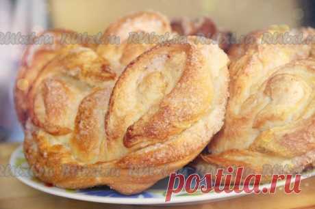 Рецепт приготовления плюшек от bonita

Не знаю как вы, но я очень любила в школьной столовой покупать плюшки и булочки в виде ноток. Мне надолго запомнилось это сдобное изделие. Ароматное, вкусное, с влажной сахарной прослойкой. Прошло время и я нашла тот самый рецепт приготовления плюшек, который напомнил мне былые времена! Из теста, с которым я хочу познакомить вас, можно приготовить любую сдобную выпечку, но я, не изменяя традиции, готовлю из него только плюшки.
Для при...
