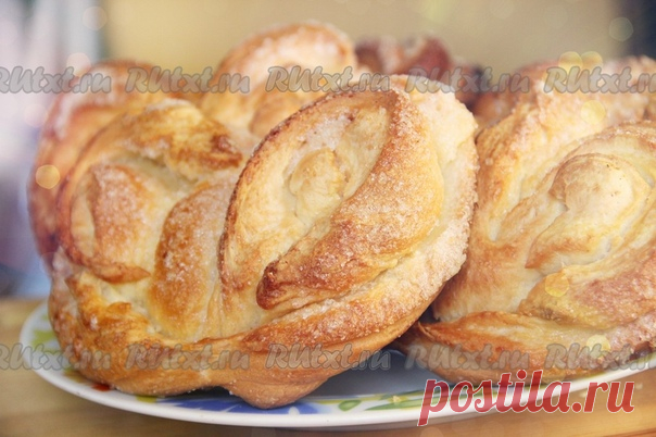 Рецепт приготовления плюшек от bonita

Не знаю как вы, но я очень любила в школьной столовой покупать плюшки и булочки в виде ноток. Мне надолго запомнилось это сдобное изделие. Ароматное, вкусное, с влажной сахарной прослойкой. Прошло время и я нашла тот самый рецепт приготовления плюшек, который напомнил мне былые времена! Из теста, с которым я хочу познакомить вас, можно приготовить любую сдобную выпечку, но я, не изменяя традиции, готовлю из него только плюшки.
Для при...