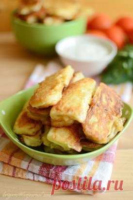 Кабачки в кляре.
Вам потребуется:
Помимо кабачков я беру: 
1-2 яйца (от размера кабачка); 
100 мл простокваши (воды, молока, кефира, пива); 
пшеничную муку; 
соль, 
смесь перцев, 
чеснок, 
подсолнечное масло для жарки
Как готовить:
1. Кабачки очищаю от кожуры и нарезаю пластинками толщиной менее сантиметра, чтобы легче прожаривались
Солю, перчу, можно выдавить туда пару зубчиков чеснока и тщательно перемешать
2. Для кляра яйца растираю с солью, добавляю пол стакана простокваши. Вообще-то, к