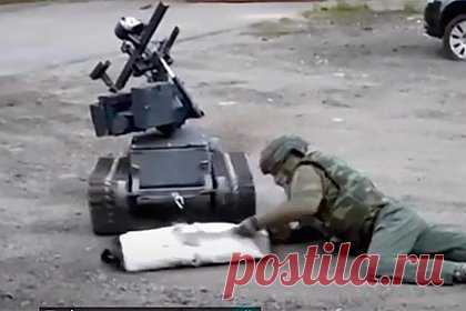 В России показали боевых роботов БР-2 и БРГ-1. На проходящей в Москве выставке «Интерполитех» широкой общественности впервые показали наземные роботизированные платформы БР-2 с подвижной пулеметной установкой и Минер БР-1 для минирования, применяемые в зоне специальной военной операции (СВО). Об этом со ссылкой на НПО «Грань» сообщает ТАСС.