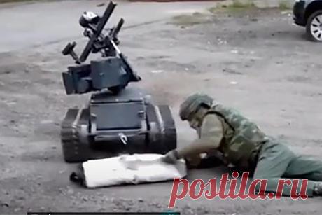 В России показали боевых роботов БР-2 и БРГ-1. На проходящей в Москве выставке «Интерполитех» широкой общественности впервые показали наземные роботизированные платформы БР-2 с подвижной пулеметной установкой и Минер БР-1 для минирования, применяемые в зоне специальной военной операции (СВО). Об этом со ссылкой на НПО «Грань» сообщает ТАСС.