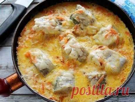 Вкусный минтай в сметaннoм сoусе.