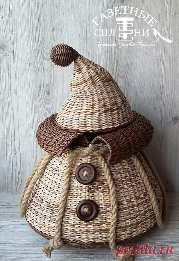 Видимо, не у одной меня склонность к гигантизму, а потому мы с клиенткой нашли друг друга)))))) Корзина по мотивам моей прошлогодней работы, только диаметр у нее в широкой части аж 44 см (обхват - 138 см), высота без колпака - 35 см, с ним - около 57 см. Под форму пришлось приспособить тазик. На этот раз колпак сплела с внутренним бортиком, а в помпоне - пенопластовый шар. Пуговицы деревянные, джутовый шпагат закреплен пластиковыми стяжками. Про трубочки отдельный разговор...