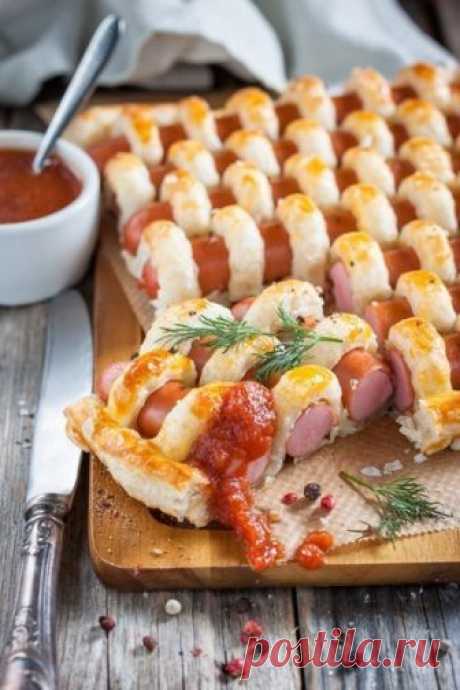Сосиски в тесте - очень интересная и вкусная идея Сосиски в тесте любят и взрослые и дети. Предлагаю вам немного необычный и непривычный вариант приготовления этого блюда. Вам потребуется: Тесто слоеное — 1 лист Сосиски — 1 упаковка (около 350гр.) Желток 1 яйца Соль, перец по желанию Как готовить: 1. Нам понадобится лист предварительно размороженного слоеного теста и сосиски. 2. Пласт теста немного раскатать в одном направлении, превращая квадрат