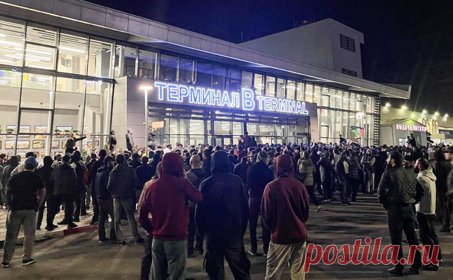 По делу о погроме в аэропорту Махачкалы осуждены уже 135 человек. После массовых беспорядков в аэропорту Махачкалы в 2023 году суд вынес 28 приговоров 135 фигурантам уголовных дел на сроки от 6,5 до 15 лет, сообщил Следственный комитет в телеграм-канале.