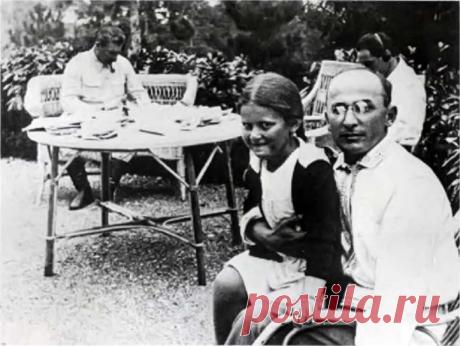 Лаврентий Берия: чудовище в человеческом обличье Он руководил атомным проектом, хотел демократизации общества и «оттепели», провёл амнистию, но очистить собственное имя от дурной славы до рокового выстрела ему так и не удалось.