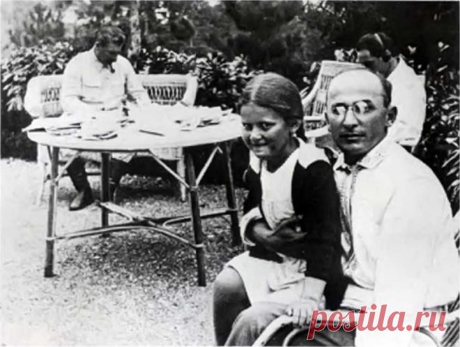 Лаврентий Берия: чудовище в человеческом обличье Он руководил атомным проектом, хотел демократизации общества и «оттепели», провёл амнистию, но очистить собственное имя от дурной славы до рокового выстрела ему так и не удалось.