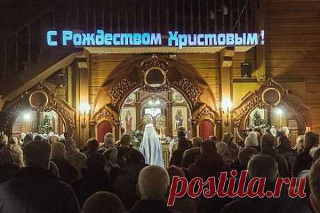 Рождество в 2024 году: как отметить, традиции праздника. Сегодня, 7 января, в России празднуют Рождество Христово. Это одно из важнейших торжеств для православной церкви, оно посвящено пришествию в мир младенца Иисуса. На Рождество принято посещать храм, дарить подарки и устраивать вертепы — инсталляции, посвященные празднику.