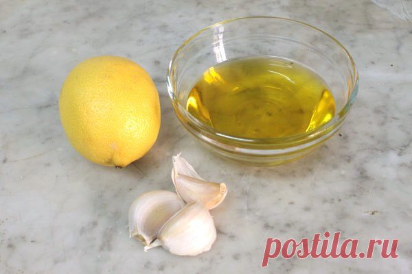 Чесночное масло
Чесночное масло – это проверенный старинный рецепт для укрепления сосудов и улучшения здоровья. 
Чесночное масло является отличным сосудорасширяющим средством, снимает спазмы сосудов головного мозга, уменьшает отдышку и служит отличной профилактикой склероза. 

Чтобы приготовить чесночное масло надо одну головку чеснока растолочь в кашицу. 
Переложить чеснок в банку и залить стаканом нерафинированного подсолнечного масла. 
Убрать в холодильник или в темное ...