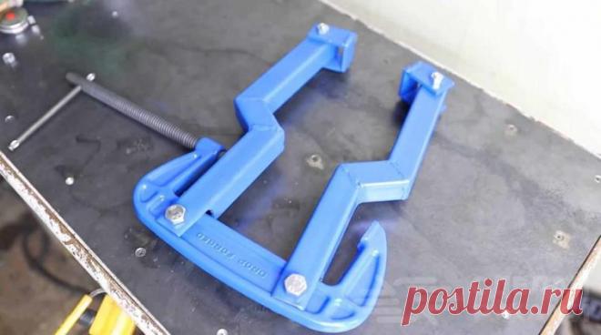 Удлинитель из профтрубы для G-образной струбцины Если нужно зафиксировать заготовку из металла или дерева на середине стола, то обычная слесарная струбцина F- ил G-образной конструкции с этой задачей не