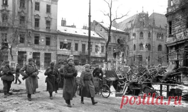 «Я вам категорически приказываю завтра же перейти в наступление на Будапешт...» Гитлер приказал сражаться за Будапешт до последнего солдата, но город пал под ударами Красной армии...28 октября 1944 г. между Верховным главнокомандующим