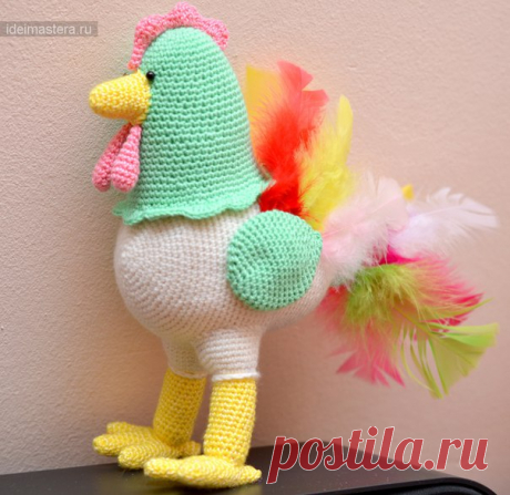 Петушок крючком.
#вяжем_игрушки@igryshkisvoimirykami
Пряжа использовалась разная: Детский Каприз белая, Семеновская желтая и зеленая и Лотос розовая. Крючок № 2. Глазки — 2 бусинки. Разноцветные перья для лучшего эффекта. Наполнитель для игрушек. 

Условные обозначения: 
Показать полностью…