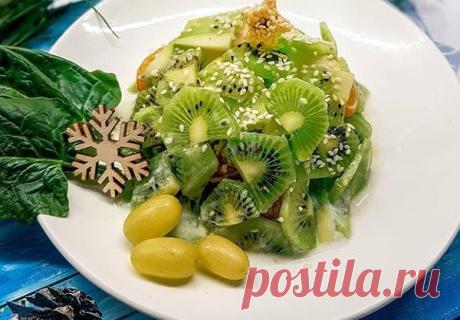 Салат " Изумрудное наслаждение"
⠀
⠀
⠀Полезный и очень вкусный салатик!Сохраняйте вкусный десерт как для взрослых, так и для деток
⠀
⠀Нужно:
Банан - 350 Гр.
Мандарин - 200 Гр.
🥝Киви - 350 Гр.
🥛Йогурт натуральный - 150 Гр.
Мёд - 10 Гр.
Кунжут - 10 Гр.
⠀
⠀Очищаем фрукты, нарезаем дольками, банан просто раскладываем на дольки.
Смешиваем йогурт с медом.
⠀
⠀На терелку выкладываем по очереди бананы и мандарины, смазываем сверху йогуртрм с медом и сверху выкладываем киви! Посыпаем кунжутом.