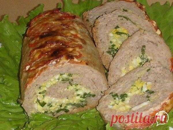 ~Мясной рулет с начинкой~

1. Фарш (500гр.)+яйцо+репч. лук, чеснок, булка (замочить в молоке). У меня булки не было, я добавила 3 стол.ложки сухарей панир.+0.5 стакана молока. Всё хорошо вымесить, посолить, поперчить.
2. 2 яйца(вар.)натереть+зел.лук,соль,перец+1 сто.ложка майонеза.
3. Пищевую плёнку расстелить на столе,смазать раст. маслом,выложить фарш, в виде прямоугольника. На фарш уложить начинку, натереть немного сыра,свернуть рулетом. С помощью плёнки уложить рулет н...