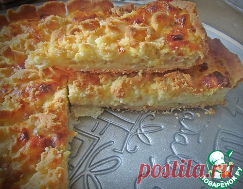 Замечательный закусочный пирог с плавленными сырками и луком