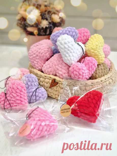 PDF Сердечко крючком. FREE crochet pattern; Аmigurumi toy patterns. Амигуруми схемы и описания на русском. Вязаные игрушки и поделки своими руками #amimore - плюшевое сердце к 14 февраля, маленькое сердечко из плюшевой пряжи ко дню Всех Влюблённых.
