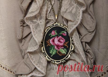 Миниатюра в вышивке крестом
Миниатюра – художественно выполненное небольшое изображение (картинка), которое первоначально использовали в качестве иллюстраций для рукописных книг. Быстро оценив всю прелесть миниатюрных изображ…