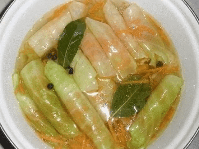 Маринованные капустные рулетики.