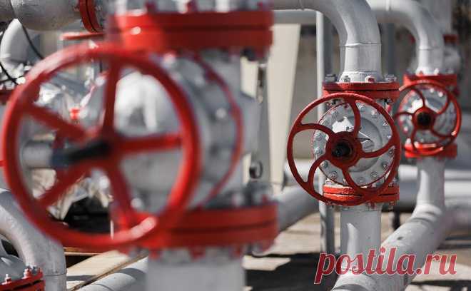 Дисконт на российскую нефть Urals остался минимальным после санкций ЕС. Российская нефть Urals сейчас торгуется с минимальным дисконтом по отношению к эталонным маркам с начала войны на Украине — $11,45 за баррель. Это говорит о слабом влиянии новых европейских санкций на рынок, пишет Bloomberg