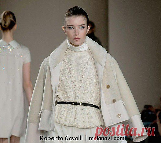 Белый пуловер от Roberto Cavalli.