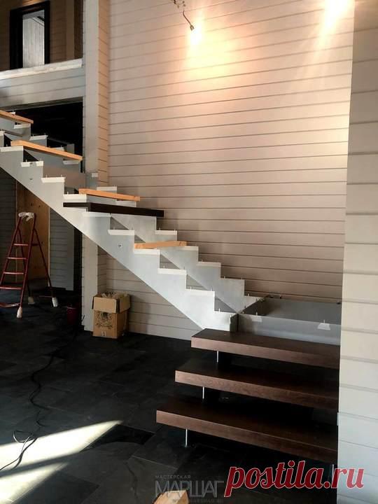 Лестницы, ограждения, перила из стекла, дерева, металла Маршаг – Лестница со стеклом для брусового дома