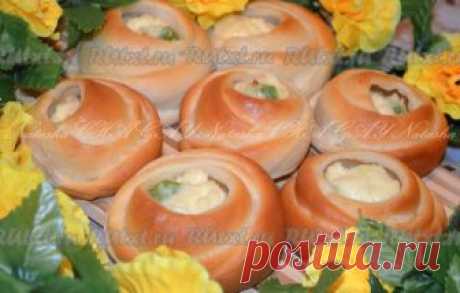 Дрожжевые булочки с творогом

Дрожжевые булочки с творогом - мягкие, нежные, очень вкусные. А еще они красивые, благодаря такой форме скрепления. Делать их не хлопотно, если так могло показаться. 
Для приготовления дрожжевых булочек вам потребуется: 
Для теста: 
200 мл молока; 
3 ст. л. сметаны; 
3 ст. л. подсолнечного масла; 
1 яичный желток; 
2 ст. л. сахара; 
1 ч. л. соли; 
1,5 ч. л. сухих дрожжей; 
400 г муки в/с. 
Для начинки: 
300 г творога; 
2 ст. л. сахара; 
1 яичн...