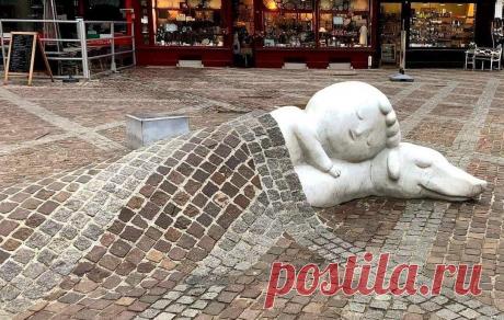 Памятник Нелло и Патрашу в Антверпене (Бельгия) посвящен событиям, описанным в романе «Фландрийский пес» английской писательницей Марией Луизой де ла Раме в 1872 году. Действие романа происходит в XIX веке. Мальчик-сирота Нелло живёт с дедушкой в деревне под Антверпеном. Дедушка болеет и мальчик изо всех сил помогает ему, работая по хозяйству и продавая молоко в Антверпене. Однажды Нелло находит почти до смерти избитого пса и выхаживает его, с тех пор Нелло и Патраш (так мальчик назвал собаку)…