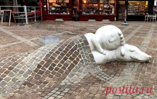 Памятник Нелло и Патрашу в Антверпене (Бельгия) посвящен событиям, описанным в романе «Фландрийский пес» английской писательницей Марией Луизой де ла Раме в 1872 году. Действие романа происходит в XIX веке. Мальчик-сирота Нелло живёт с дедушкой в деревне под Антверпеном. Дедушка болеет и мальчик изо всех сил помогает ему, работая по хозяйству и продавая молоко в Антверпене. Однажды Нелло находит почти до смерти избитого пса и выхаживает его, с тех пор Нелло и Патраш (так мальчик назвал собаку)…