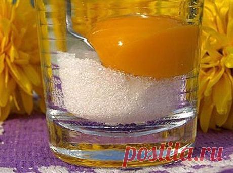 МИКСТУРА ИЗ ЯИЦ ОТ КАШЛЯ 

Яичная микстура может вылечить даже самый сильный кашель, не поддающийся лечению современной медицины. Этот рецепт мне достался от бабушки, которая в свое время быстро ставила любого на ноги. Однажды она этим рецептом смогла вылечить даже сильный бронхит! Времени уже прошло много, но я до сих пор использую данное старинное народное средство для лечения кашля. 

Для приготовления яичной микстуры нужно сначала прокипятить стакан молока. Потом добав...