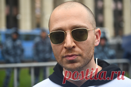 Бывшая девушка Оксимирона обвинила его в лицемерии после трека «Кто убил Марка?». Бывшая девушка рэпера Оксимирона Вера обвинила его в лицемерии после выхода последнего трека-исповеди «Кто убил Марка?». Она заявила, что музыкант не хочет нести ответственность за свои поступки и постоянно считает виноватыми окружающих. Вера также рассказала, что артист завязал с ней отношения, когда ей было 15 лет.