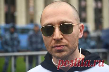 Бывшая девушка Оксимирона обвинила его в лицемерии после трека «Кто убил Марка?». Бывшая девушка рэпера Оксимирона Вера обвинила его в лицемерии после выхода последнего трека-исповеди «Кто убил Марка?». Она заявила, что музыкант не хочет нести ответственность за свои поступки и постоянно считает виноватыми окружающих. Вера также рассказала, что артист завязал с ней отношения, когда ей было 15 лет.