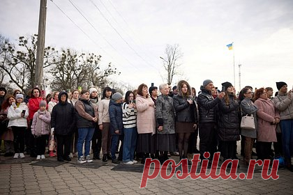На Украине решили эвакуировать жителей с граничащих с Россией территорий. В Сумской области Украины власти объявили эвакуацию жителей из ряда населенных пунктов Ахтырского района, которые находятся вблизи границы с Белгородской областью России. «Осуществляются меры по обеспечению безопасности жителей, в том числе перевозка желающих в безопасные места», — говорится в публикации.