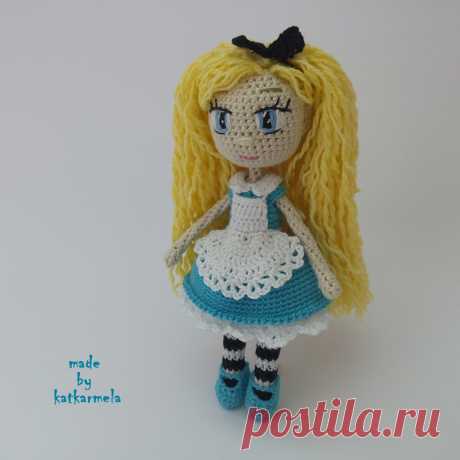 Красивая кукла крючком Алиса в стране чудес - Katkarmela: игрушки амигуруми крючком Красивая кукла крючком в стиле Алисы в стране чудес. Куколка связана из хлопка, на каркасе, рост 12 см. Авторская схема с фото от Katkarmela.