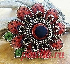 ​Оригинальные брошки из шерсти и молний: идеи для вдохновения Оригинальные брошки из шерсти и молний: идеи для вдохновенияЕсли молния сломалась, это не повод ее выкинуть: можно сделать из остатков красивые вещи.Творите из всего, что есть под руками, и будьте счастливы.