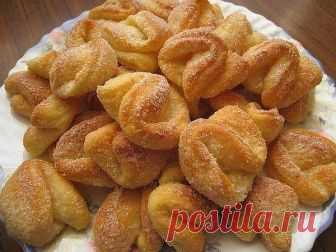 Универсальное творожное тесто. Рецепт

Это и вправду универсальное творожное тесто. Из этого теста можно готовить очень много видов выпечки. Это тесто очень простое, однако выпечка из него получается вкуснейшая: мягкая и просто тающая во рту.
Для теста нам надо:
300 гр. творога
300 гр. муки
200 гр. сливочного масла
щепотка соли
1 чайная ложка разрыхлителя
ванилин, ванильный сахар
Способ приготовления:
1. Протираем творог, добавляем в него мягкое сливочное масло, ванилин, с...