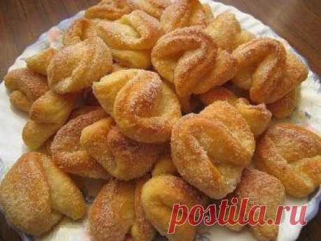 Универсальное творожное тесто. Рецепт

Это и вправду универсальное творожное тесто. Из этого теста можно готовить очень много видов выпечки. Это тесто очень простое, однако выпечка из него получается вкуснейшая: мягкая и просто тающая во рту.
Для теста нам надо:
300 гр. творога
300 гр. муки
200 гр. сливочного масла
щепотка соли
1 чайная ложка разрыхлителя
ванилин, ванильный сахар
Способ приготовления:
1. Протираем творог, добавляем в него мягкое сливочное масло, ванилин, с...