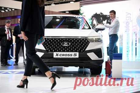 «АвтоВАЗ» объяснил идентичность новой Lada и китайского FAW. Российский концерн «АвтоВАЗ» объяснил, почему представленная на Петербургском международном экономическом форуме (ПМЭФ) LADA X-Cross 5 идентична китайскому FAW Bestune T77. По словам представителей компании, производитель не скопировал имеющуюся модель, а создал кроссовер в «сотрудничестве с новым восточным партнером».