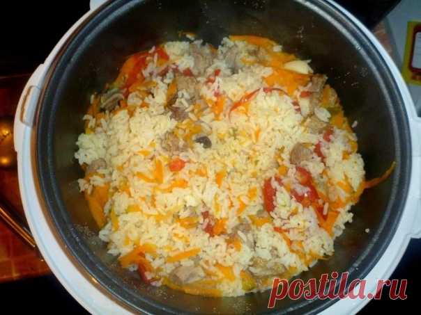 ПЛОВ В МУЛЬТИВАРКЕ
ИНГРЕДИЕНТЫ:
* мясо (у меня 500 г свинины)
* 1 луковица
* 2 моркови
* масло растительное
* соль, специи
* чеснок
* 2 мультистакана риса
* 4 мультистакана воды
В чашу мультиварки наливаю масло и обжариваю лук до золотистого цвета в режиме 