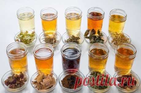 Рецепты специями при кашле. 
 
Не тратьте зря деньги на непонятные микстуры с консервантами и красителями, поверьте — эти средства помогают гораздо лучше! 
 
1. 0,5 л сока натёртой чёрной редьки смешать с 400 г мёда. Пить по 2 ст. ложки вечером перед едой. 
 
2. Одну головку чеснока и 10 мелко нарезанных луковиц варить в молоке до мягкости. Добавить 1 ч. ложку сока мяты (или отвара из мяты: 1 ст. ложка на 200 мл кипятка) и 1 ст. ложку мёда. Принимать каждый час по 1 ст. ложке. 
 
3. Вскипятить с