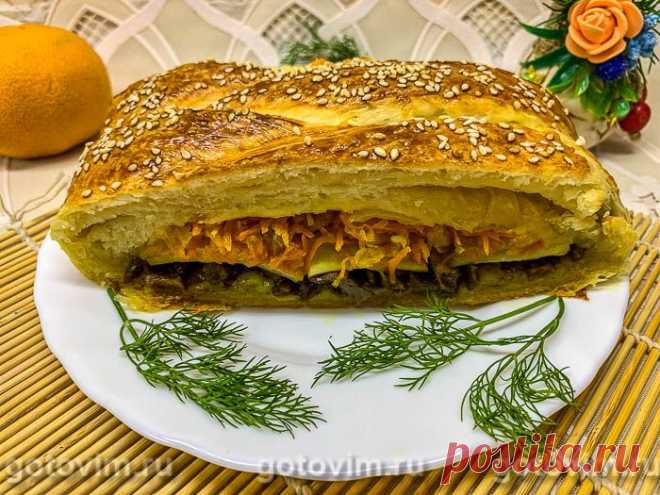 Пирог из слоеного теста с мясом, картофелем и морковью. Рецепт с фото Мясной слоеный пирог такой сытный, что может заменить полноценный ужин. Добавленный в начинку картофель, обжаренный лук и морковь сделают пирог сочным и аппетитным, а готовое слоеное дрожжевое тесто ускорит и упростит приготовление домашней выпечки.


