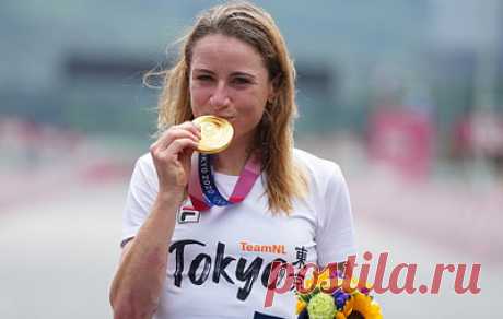 Нидерландская велогонщица ван Влётен стала олимпийской чемпионкой в раздельной гонке. Второй финишировала швейцарка Марлен Ройссер, бронзу выиграла нидерландка Анна ван дер Брегген