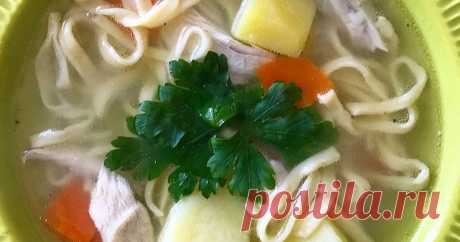 Классный рецепт - Куриный суп с домашней лапшой)! С детства люблю этот суп.Нежная курочка,волшебный аромат свежей зелени и конечно же неповторимая домашняя лапшичка!