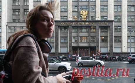 Госдума утвердила федеральный бюджет до 2027 года. В бюджете на предстоящую трехлетку рост ВВП планируется на уровне от 2,5% до 2,8%, доходы — порядка ₽125 трлн, дефицит — около ₽6 трлн. Силуанов называл бюджет «структурно сбалансированным» и независимым от внешней конъюнктуры.