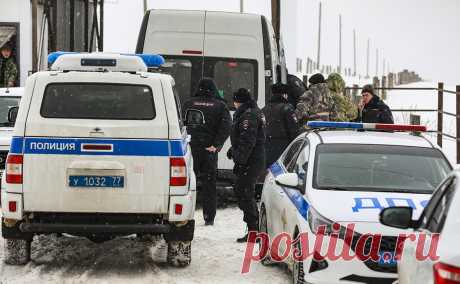 Эксперты приступили к расшифровке черных ящиков с упавшего Ил-76. В лабораторию доставили бортовой самописец с рухнувшего под Белгородом транспортного самолета. Важны последние минуты полета — по реакции пилотов специалисты попытаются определить, упал ли борт из-за «внешнего воздействия»