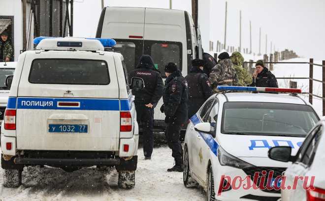 Эксперты приступили к расшифровке черных ящиков с упавшего Ил-76. В лабораторию доставили бортовой самописец с рухнувшего под Белгородом транспортного самолета. Важны последние минуты полета — по реакции пилотов специалисты попытаются определить, упал ли борт из-за «внешнего воздействия»