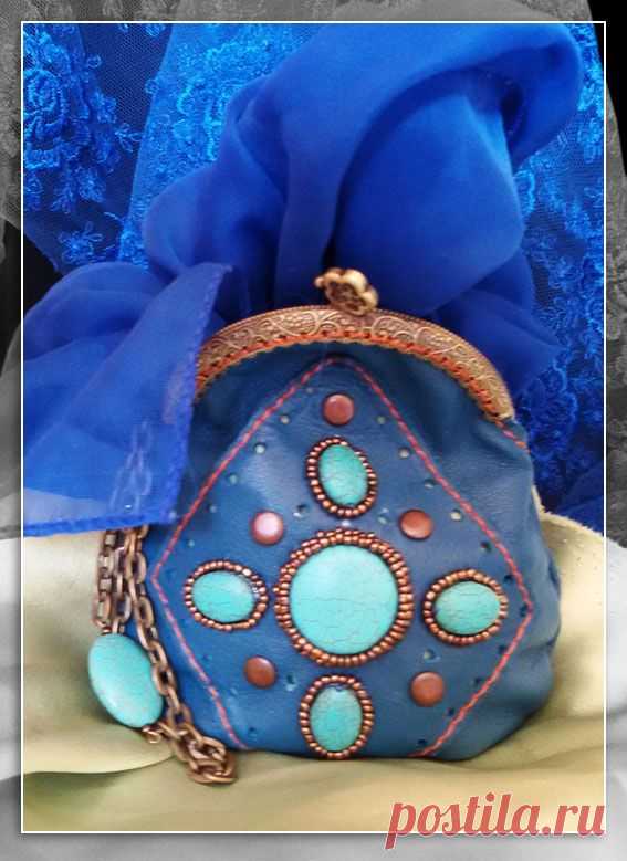 Такой вот получился кошелёчек) Материал - натуральная кожа турецкого производства. Подкладка (внутренняя часть кошелёчка) - креп-атлас цвета свежей травки. Камушки - бирюза, отстрочка - шелковая нить, рыжего цвета, двойной скрутки (прочно и надёжно!). Одевается на руку. Длина (высота) сумочки - 14 см., ширина (в самом широком месте, середина) - 14 см. 
Эксклюзивная работа ждёт свою хозяйку! Стоимость готовой работы (именно этого кошелька) - 3000 тг.